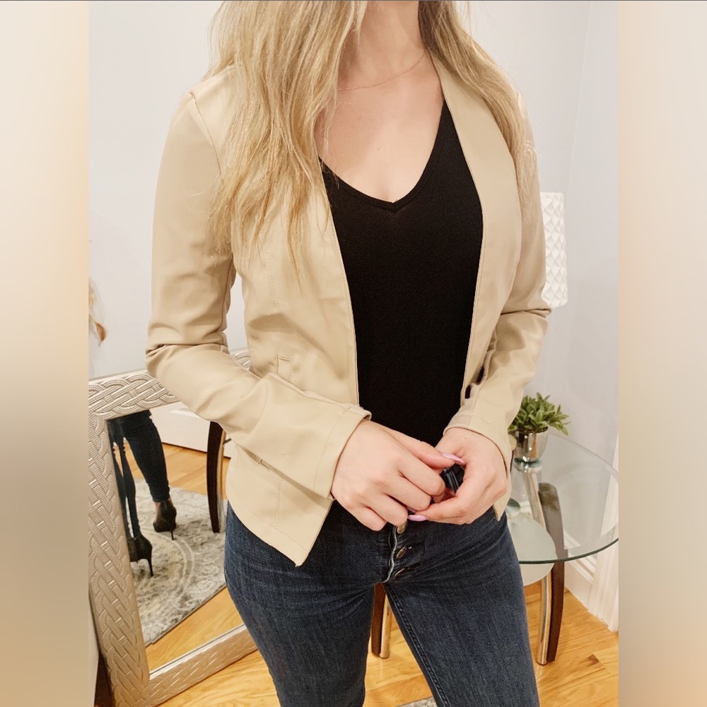 𝑻𝒂𝒏 𝑳𝒆𝒂𝒕𝒉𝒆𝒓 𝑱𝒂𝒄𝒌𝒆𝒕